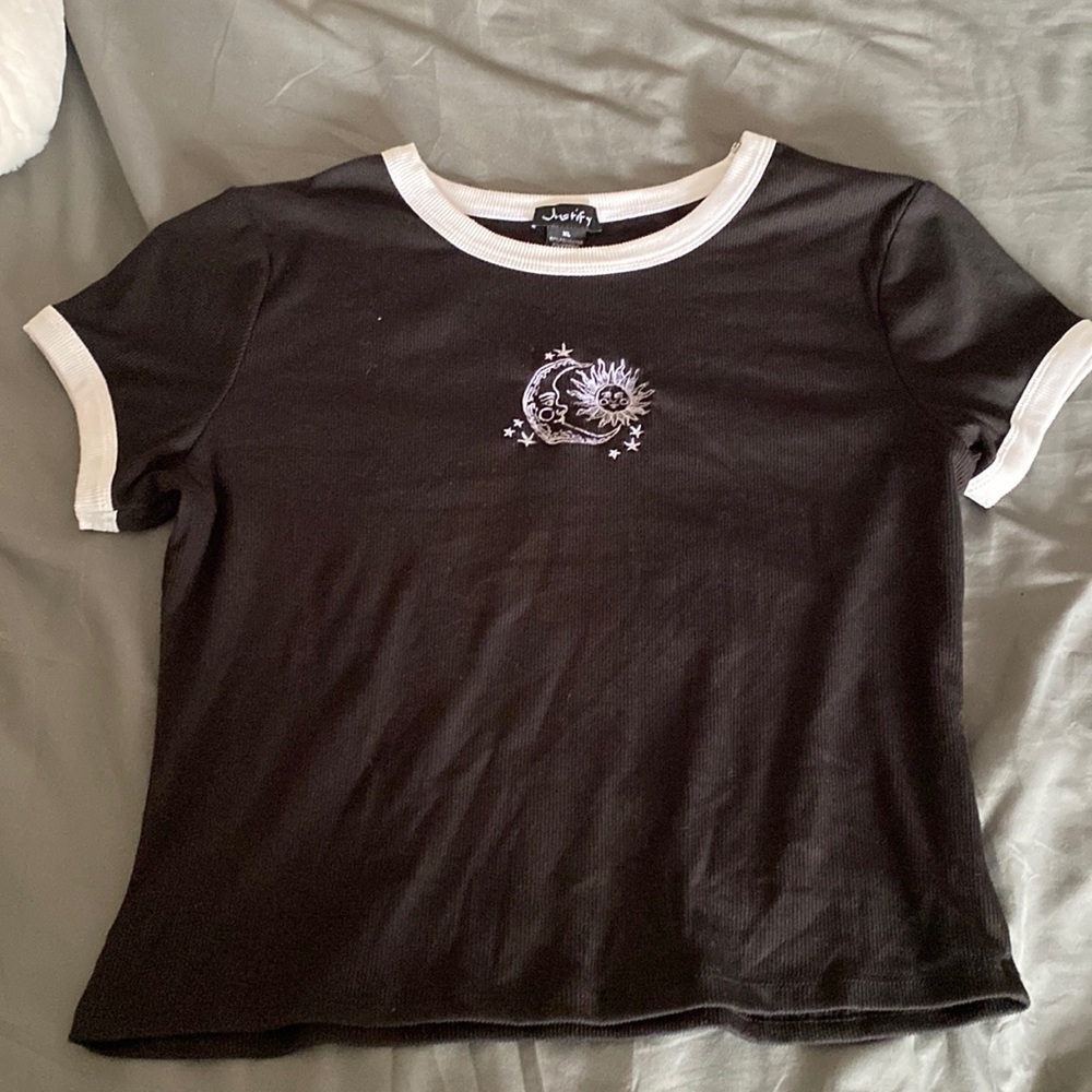 Awesome shave never been worn black and white and the sizes women XL